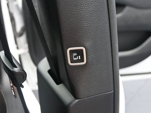 Used 2025 Chrysler Pacifica Limited image 33