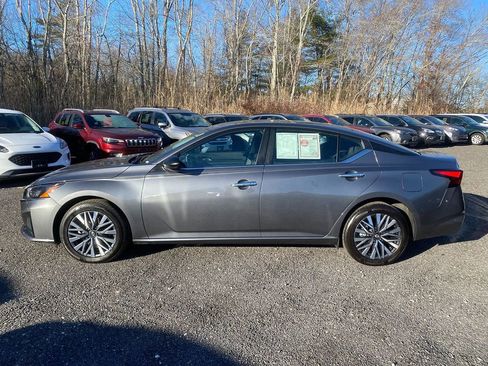 Used 2024 Nissan Altima 2.5 SV image 9