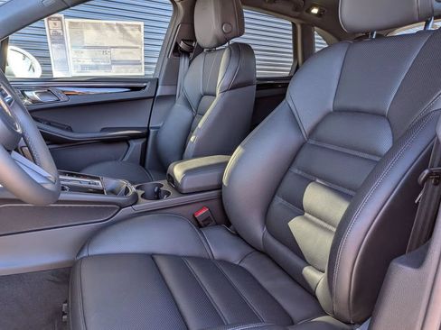 Certified 2026 Porsche Macan AWD/4WD image 5