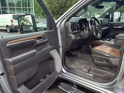 Used 2024 Chevrolet Silverado 2500 High Country w/ Technology Package AWD/4WD image 16