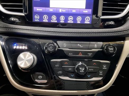 Used 2018 Chrysler Pacifica Limited FWD image 33