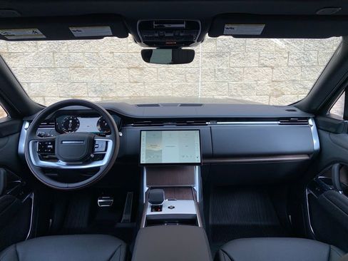 New 2025 Land Rover Range Rover SE image 18