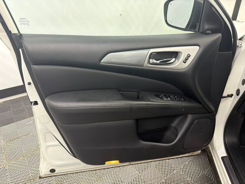 Used 2020 Nissan Pathfinder SL FWD image 11