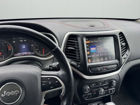 Used 2018 Jeep Cherokee Trailhawk AWD/4WD image 11