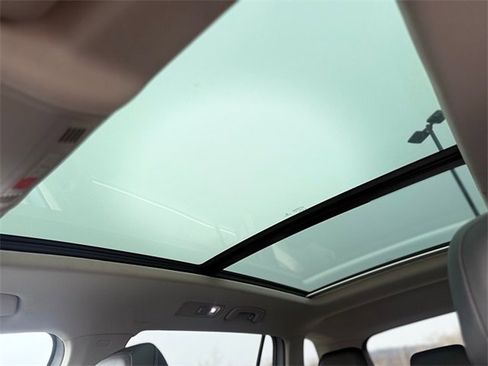 Used 2018 Volkswagen Tiguan SE w/ Panoramic Sunroof Package image 11