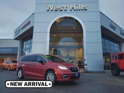 Used 2025 Chrysler Pacifica Select