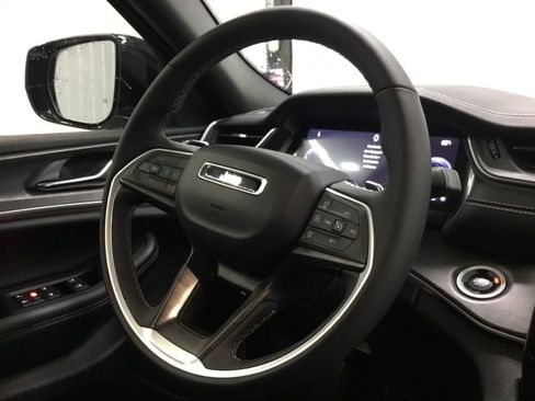 Used 2025 Jeep Grand Cherokee Limited AWD/4WD image 37