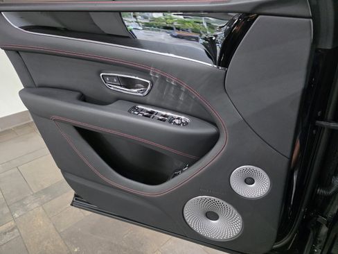 Used 2024 Bentley Bentayga image 19