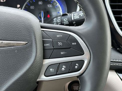 Used 2023 Chrysler Pacifica Limited FWD image 22