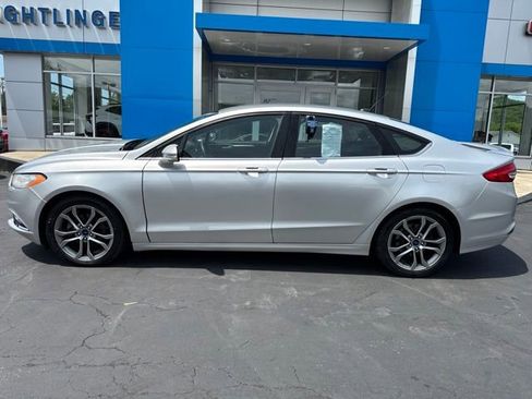 Used 2017 Ford Fusion SE w/ Equipment Group 201A FWD image 6