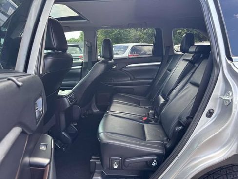 Used 2019 Toyota Highlander XLE FWD image 22