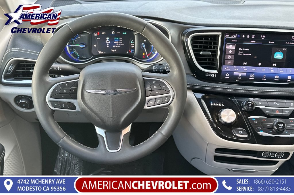 Used 2023 Chrysler Pacifica Touring-L FWD image 18