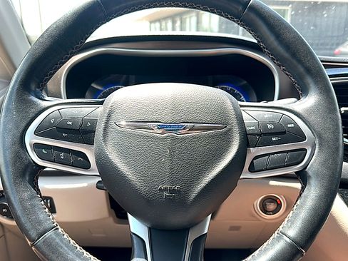 Used 2019 Chrysler Pacifica Touring-L FWD image 10