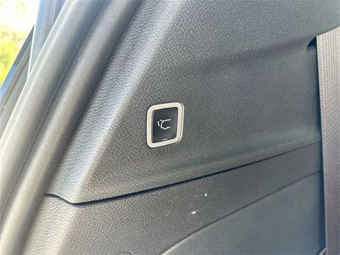 Used 2024 Chrysler Pacifica Pinnacle image 10