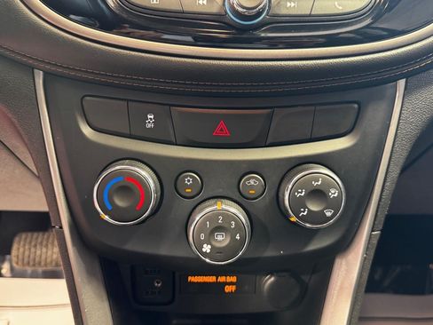 Used 2020 Chevrolet Trax LT w/ LT Convenience Package FWD image 19