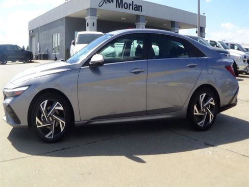 Used 2025 Hyundai Elantra SEL FWD image 1