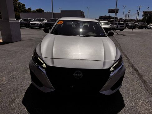 Used 2025 Nissan Altima 2.5 SV FWD image 3