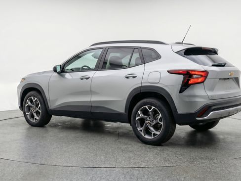 Used 2025 Chevrolet Trax LT FWD image 6