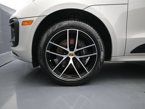 Certified 2025 Porsche Macan AWD/4WD image 4