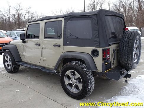 Used 2017 Jeep Wrangler Unlimited Sahara w/ Connectivity Group AWD/4WD image 7