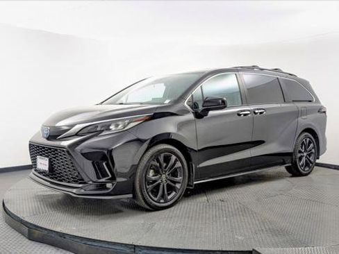 Used 2022 Toyota Sienna XSE w/ XSE Plus Package image 2