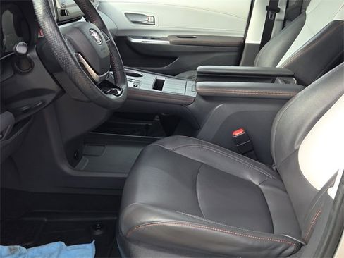 Used 2022 Toyota Sienna XSE image 18
