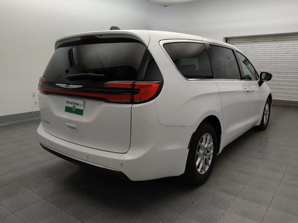Used 2024 Chrysler Pacifica Touring-L FWD image 9