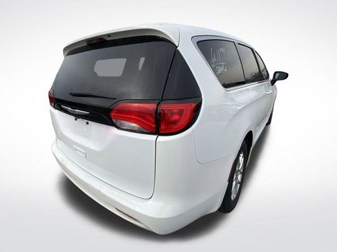 Used 2023 Chrysler Voyager LX image 9