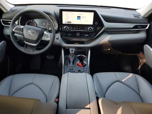 Used 2024 Toyota Highlander XLE image 18