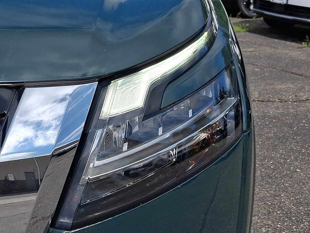Used 2023 Nissan Pathfinder SL AWD/4WD image 11