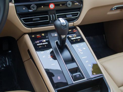Used 2025 Porsche Macan AWD/4WD image 21