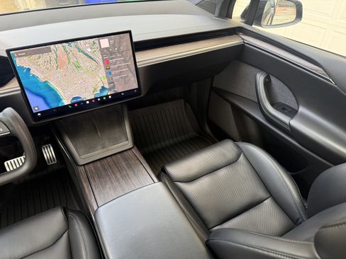 Used 2022 Tesla Model X image 11
