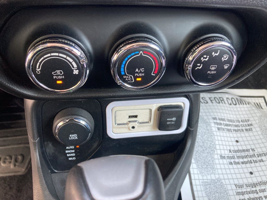 Used 2016 Jeep Renegade Latitude AWD/4WD image 27