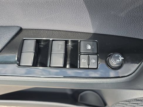 Used 2022 Toyota Prius L Eco FWD image 25