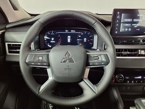 Used 2025 Mitsubishi Outlander SE FWD image 24