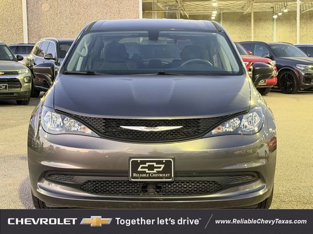 Used 2022 Chrysler Voyager LX FWD image 3