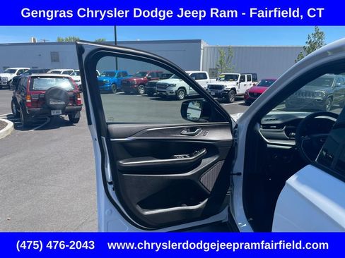 Used 2024 Jeep Grand Cherokee Limited w/ Black Appearance Package AWD/4WD image 37