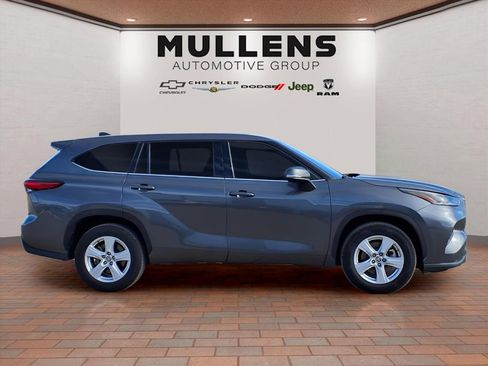 Used 2022 Toyota Highlander LE image 4