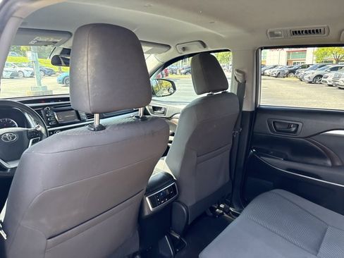 Used 2019 Toyota Highlander LE AWD/4WD image 21