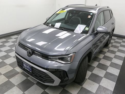 Certified 2025 Volkswagen Taos SE w/ Panoramic Sunroof Package AWD/4WD image 7