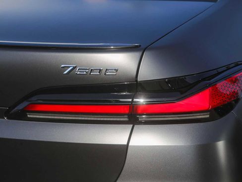 Used 2025 BMW 750e xDrive w/ Premium Package image 7