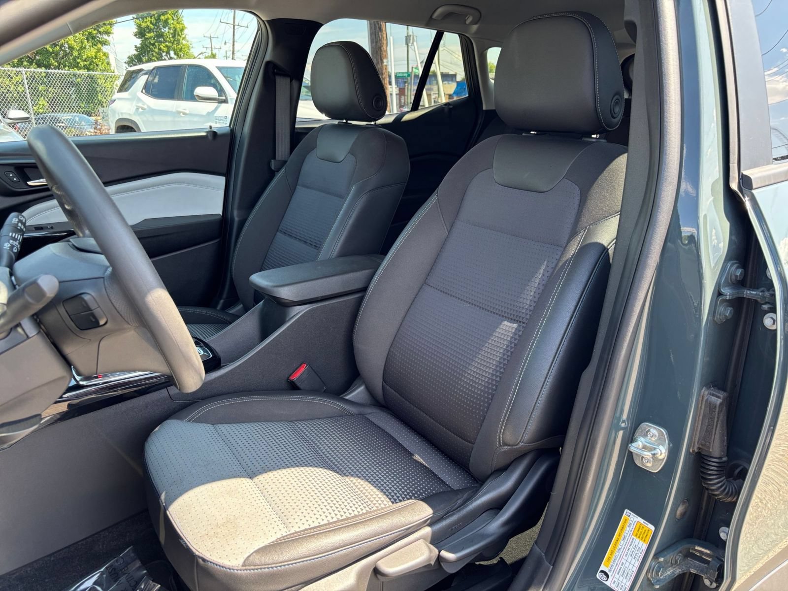 Used 2025 Chevrolet Trax LT FWD image 34