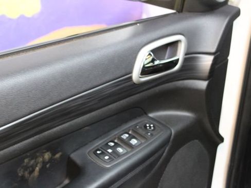 Used 2021 Jeep Grand Cherokee Altitude AWD/4WD image 13
