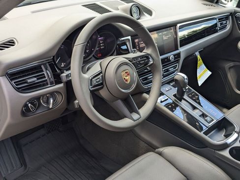 Certified 2025 Porsche Macan AWD/4WD image 4
