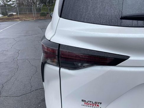 Used 2025 Toyota Sienna XLE image 20