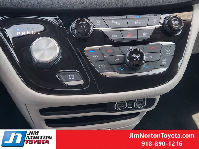 Used 2024 Chrysler Pacifica Touring-L FWD image 19
