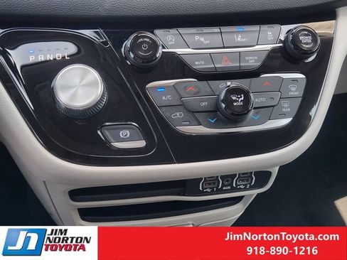 Used 2024 Chrysler Pacifica Touring-L FWD image 19