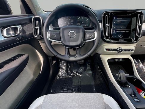 Used 2020 Volvo XC40 T5 Momentum w/ Protection Package Premier AWD/4WD image 8