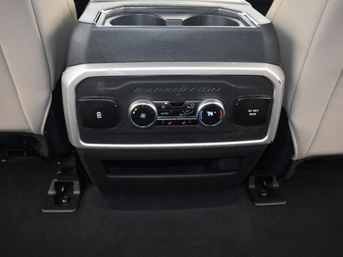 Used 2024 Ford Expedition Limited image 18
