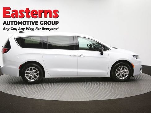 Used 2024 Chrysler Pacifica Touring-L FWD image 46